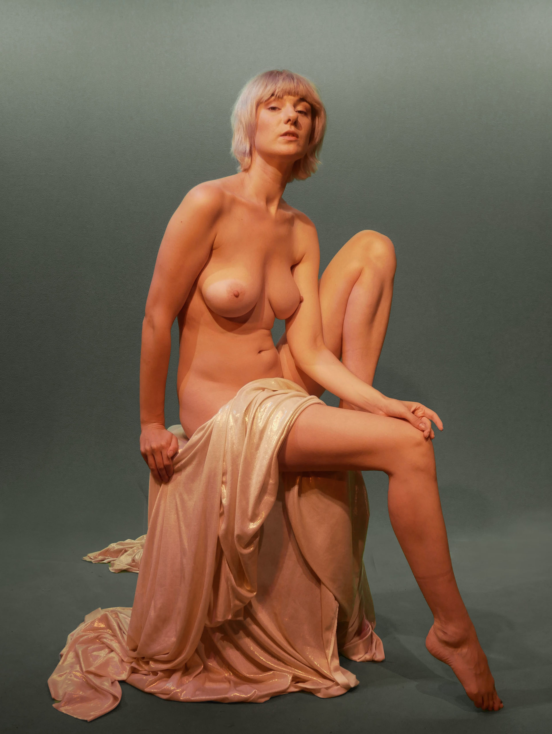 Sara Scarlet Statuesque